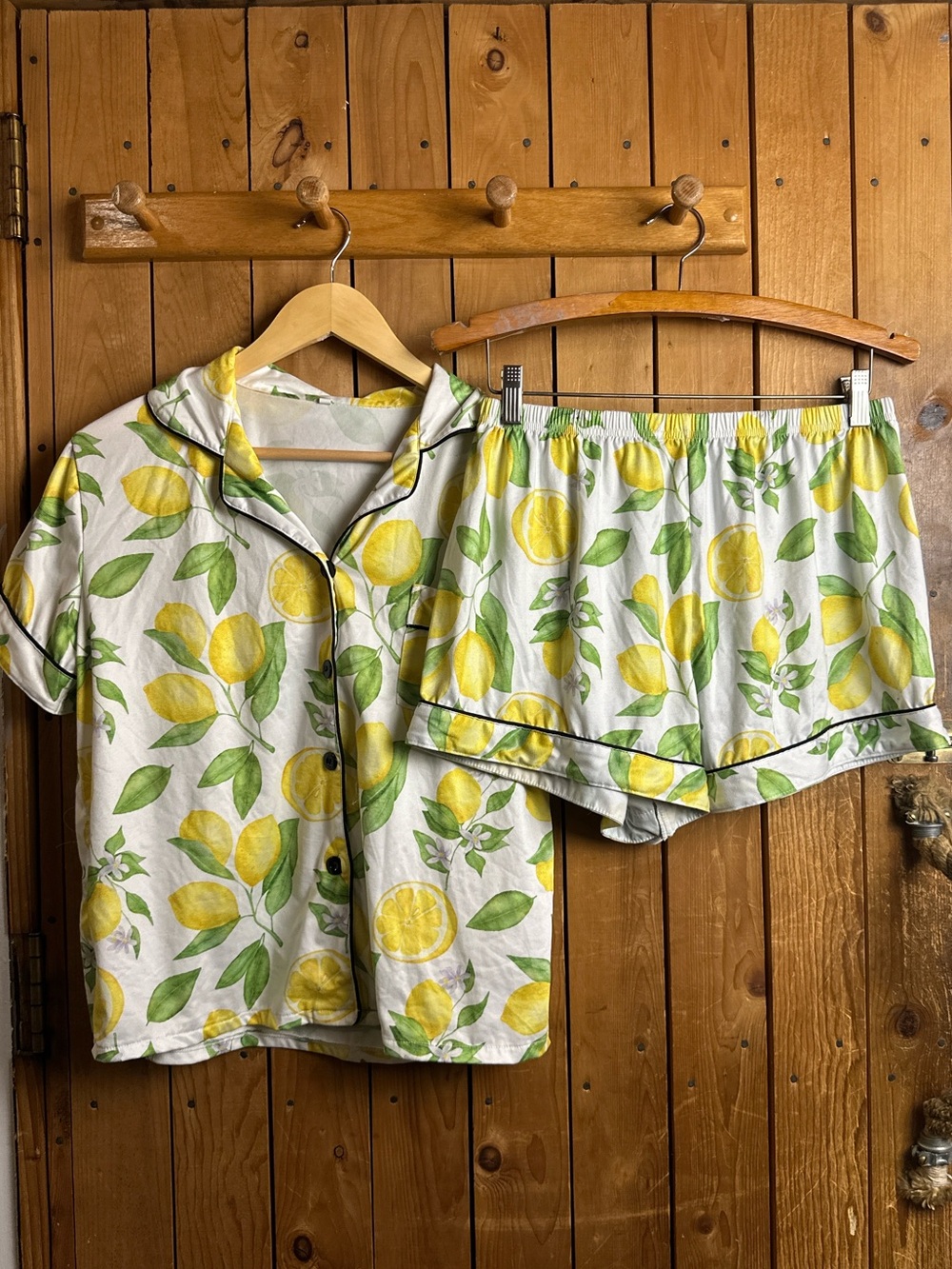 Lemon Print Pajama Set in Women’s Medium (Top) and Large (Bottoms)